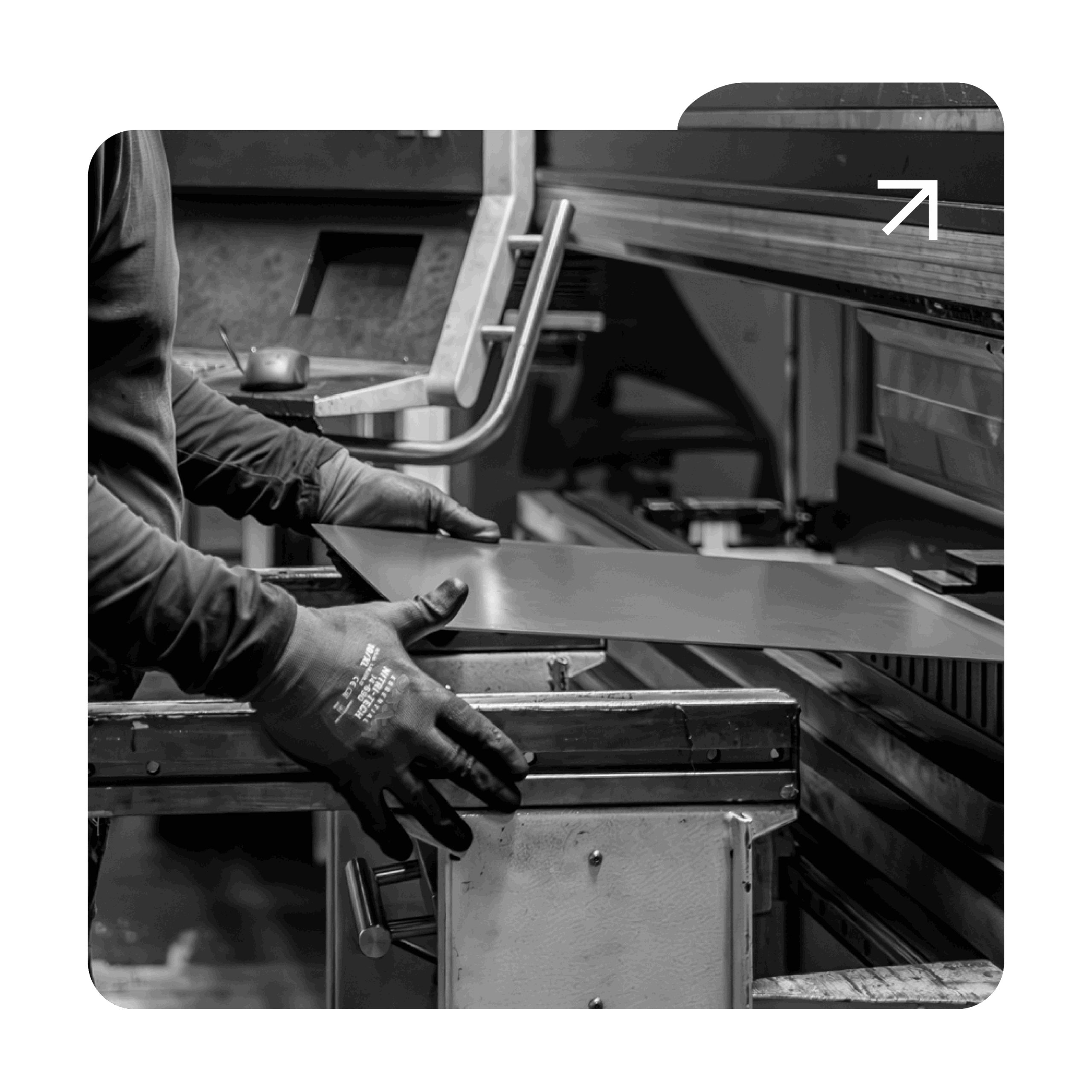 Pliage sur mesure – La forme au service de la fonction Chez Amicis, le pliage est une étape clé de la fabrication. Réalisé avec précision sur des matériaux comme l’acier Corten, il permet de donner structure, volume et solidité à chaque pièce, sans compromettre l’esthétique. Nos équipements de pliage assurent des angles nets et constants, pour un rendu propre et professionnel, parfaitement adapté à vos besoins d’aménagement extérieur. Technique maîtrisée, finitions précises, durabilité garantie : le pliage version Amicis, c’est l’alliance du design et de la performance.