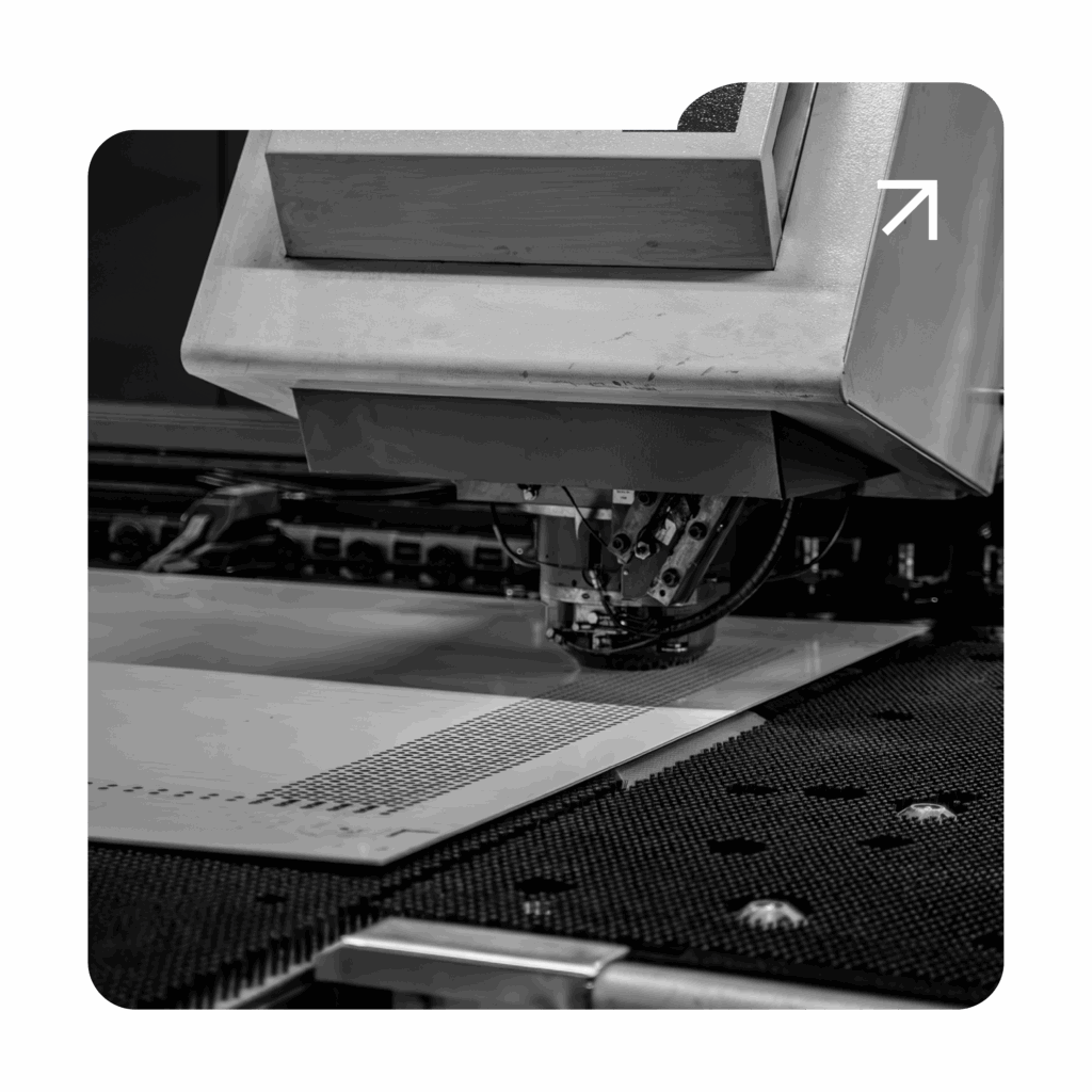 Poinçonnage sur mesure – La précision au service du détail Chez Amicis, le poinçonnage est bien plus qu’une technique de fabrication : c’est un savoir-faire maîtrisé, au service de vos projets sur mesure. Grâce à des outils de haute précision, nous réalisons des perforations nettes, régulières et créatives dans des matériaux comme l’acier Corten. Idéal pour apporter lumière, légèreté ou motif décoratif, le poinçonnage permet de personnaliser vos aménagements extérieurs avec style et durabilité. Maîtrise technique, finitions soignées, rendu unique : c’est toute la signature Amicis.