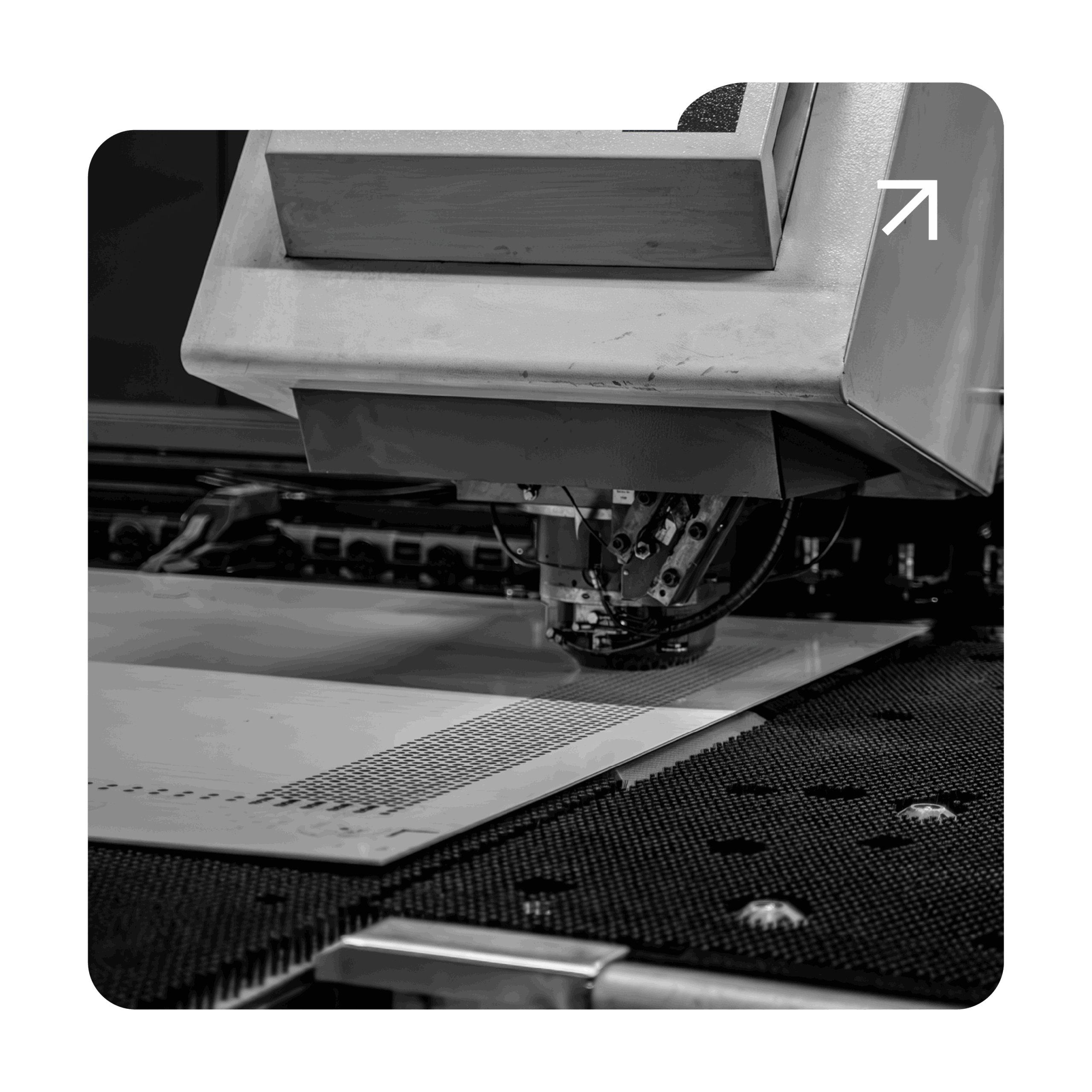 Poinçonnage sur mesure – La précision au service du détail Chez Amicis, le poinçonnage est bien plus qu’une technique de fabrication : c’est un savoir-faire maîtrisé, au service de vos projets sur mesure. Grâce à des outils de haute précision, nous réalisons des perforations nettes, régulières et créatives dans des matériaux comme l’acier Corten. Idéal pour apporter lumière, légèreté ou motif décoratif, le poinçonnage permet de personnaliser vos aménagements extérieurs avec style et durabilité. Maîtrise technique, finitions soignées, rendu unique : c’est toute la signature Amicis.