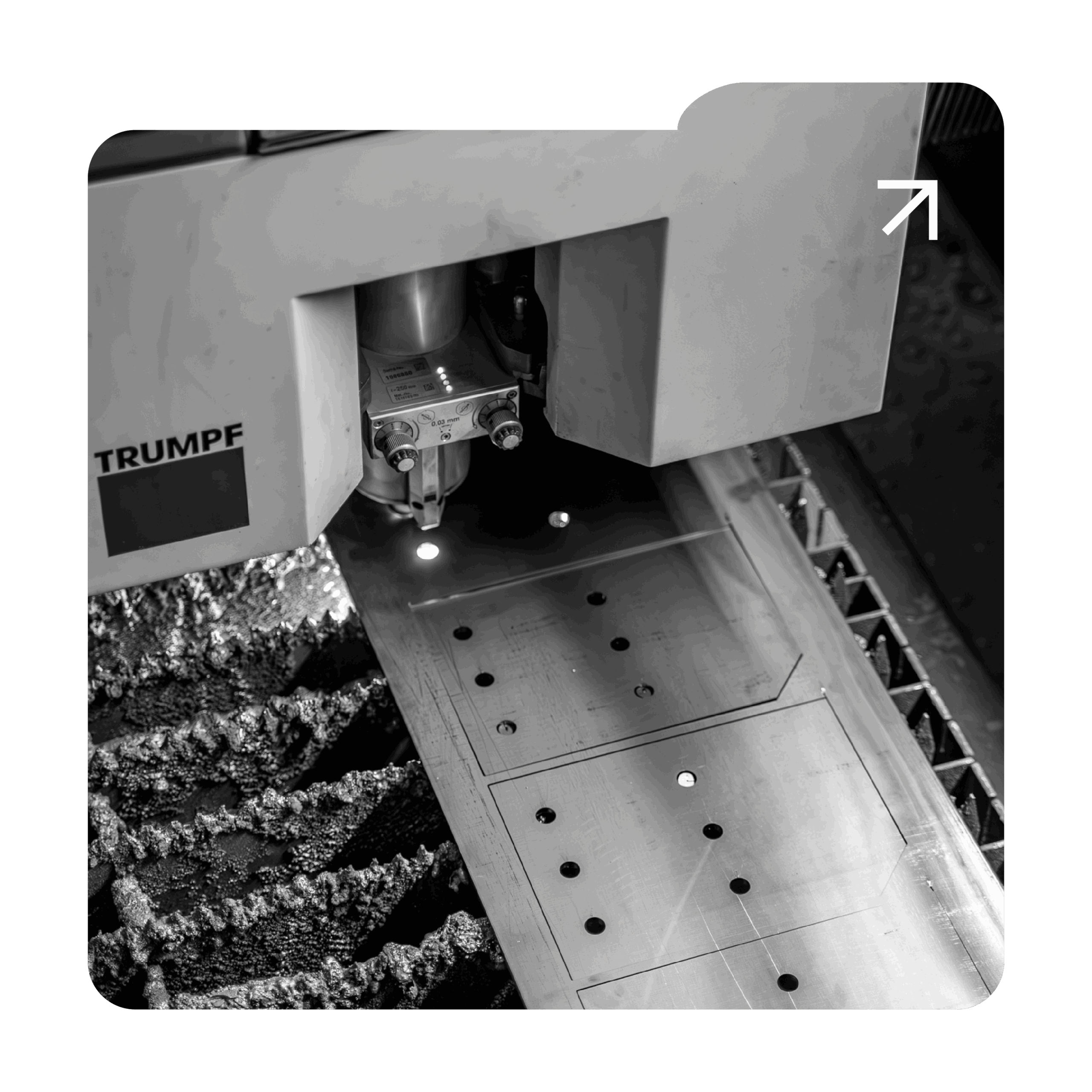Découpe laser sur mesure en acier Corten – Précision, design et qualité made in Amicis Chez Amicis, nous maîtrisons la découpe laser pour donner vie à vos projets d’aménagement extérieur. Grâce à une technologie de pointe, nous réalisons des découpes nettes, précises et personnalisées dans des matériaux comme l’acier Corten, reconnu pour sa durabilité et son esthétique unique. Que ce soit pour des brises-vues décoratifs, des modules de cuisson, ou des éléments sur mesure, notre savoir-faire garantit un rendu haut de gamme, pensé pour résister au temps et s’intégrer harmonieusement à votre environnement. Découpe fine, finitions parfaites, liberté de création : la qualité Amicis, c’est aussi dans le détail.