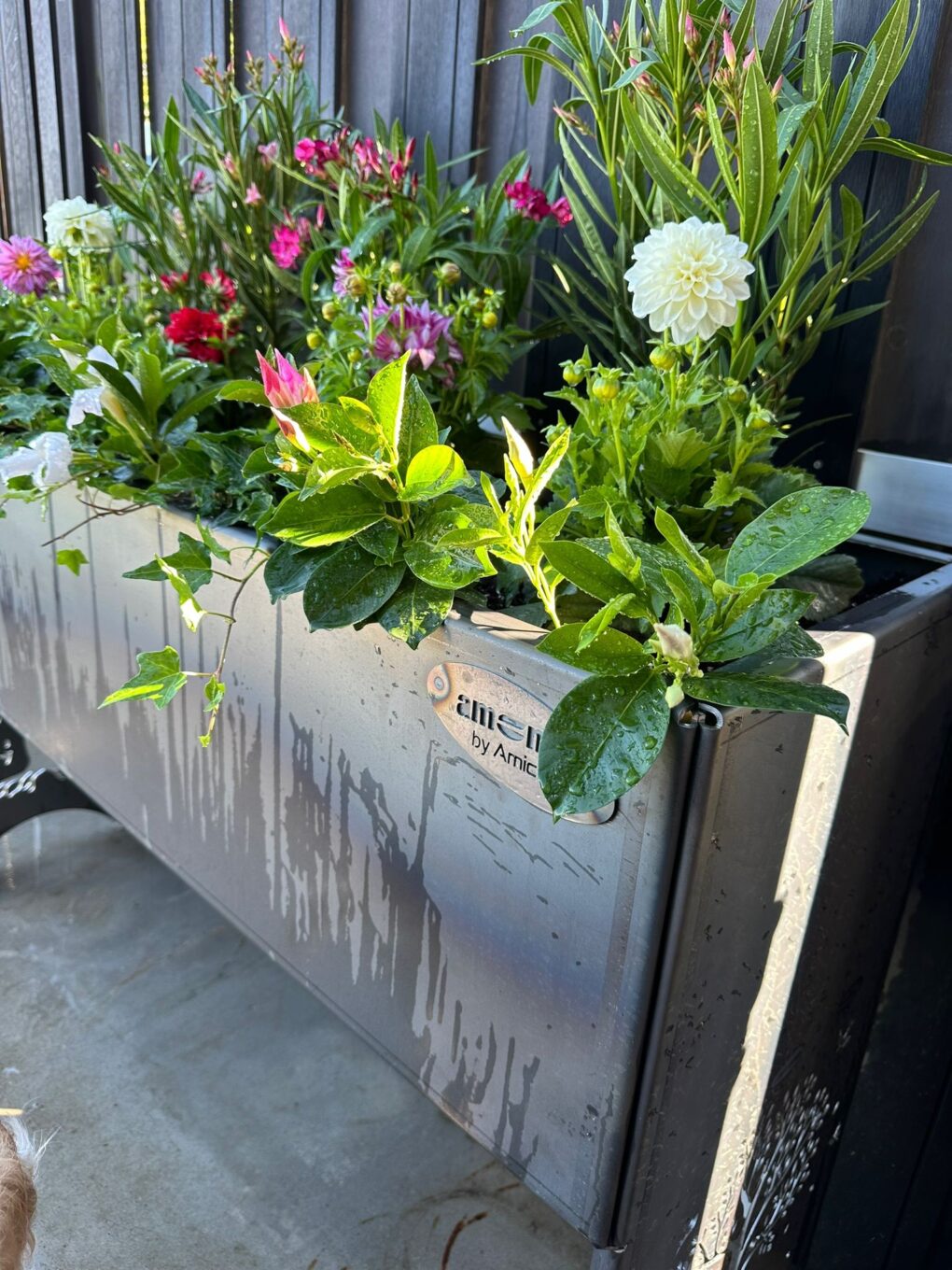 Bac à fleurs en hauteur en acier Corten avec patine naturelle, parfait pour une plantation ergonomique et décorative.