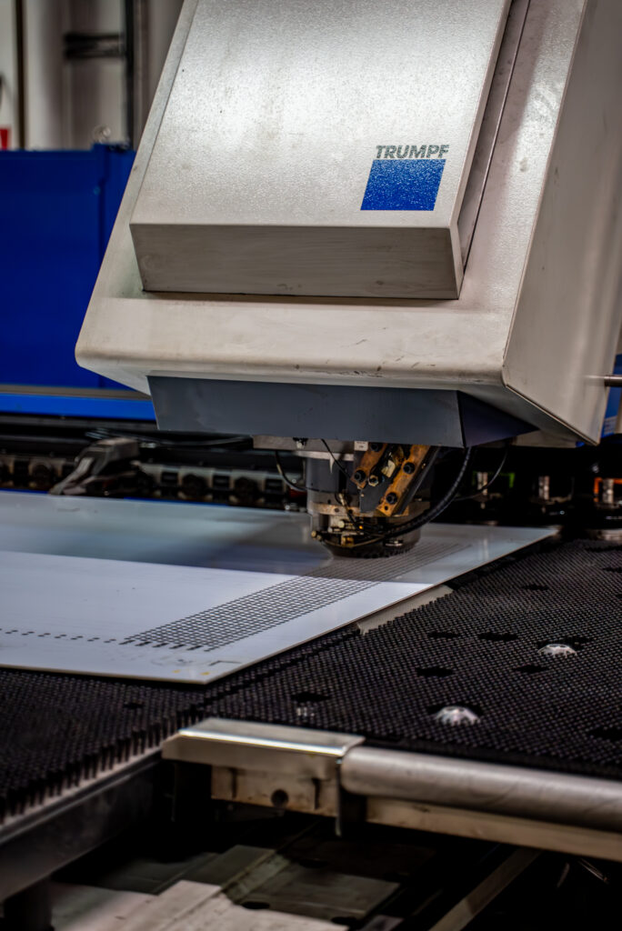 Machine de poinçonnage locale utilisée dans une entreprise familiale